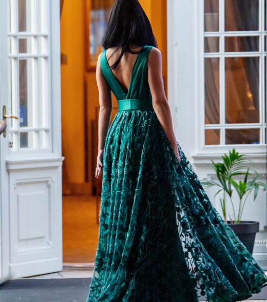 Smaragdově zelené večerní šaty s vlečkou